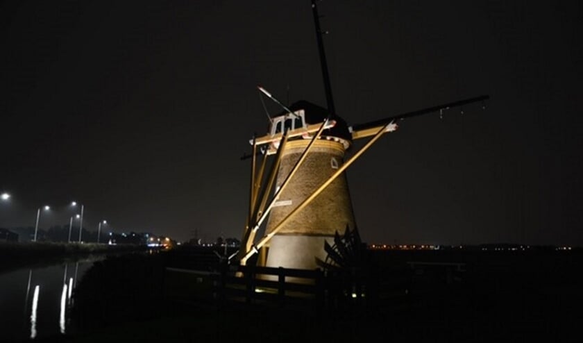 Dankzij Rotary Voorhout is de molen weer 's avonds goed te zien. | Foto: PR