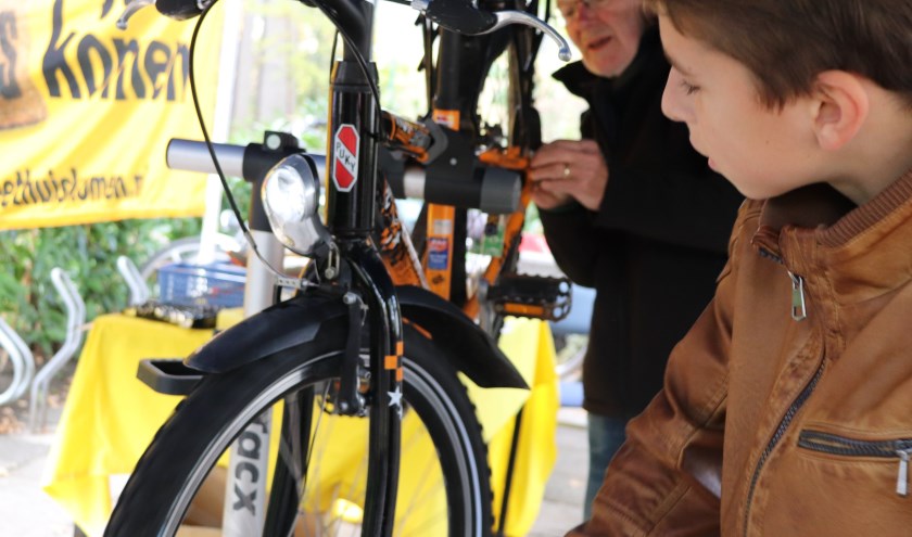 De Fietsersbond, Repair Café Oegstgeest en Bike Totaal Van Hulst helpen zaterdag iedereen bij het verbeteren van de fietsverlichting.fotocredit:Foto PR/Repair Café Oegstgeest