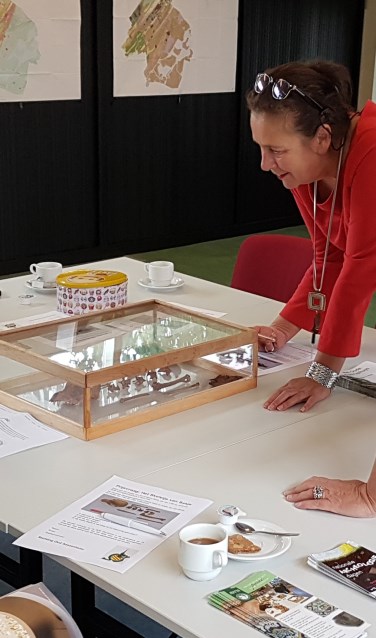 Vitrine met skelet van Sasje (1783 – 1795) tijdens nationale archeologiedag. | Foto: PR