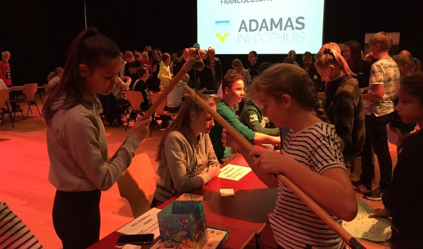 Met allerlei spelletjes konden de brugklassers ook stickers (ofwel geld) verdienen voor Adamas. | Foto: EA