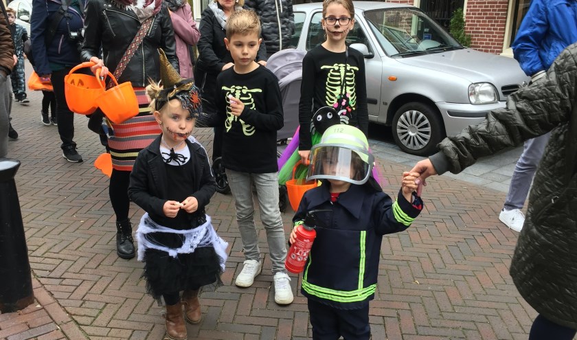 De optocht werd bevolkt door 'griezels', maar een brandweermannetje mocht ook mee.