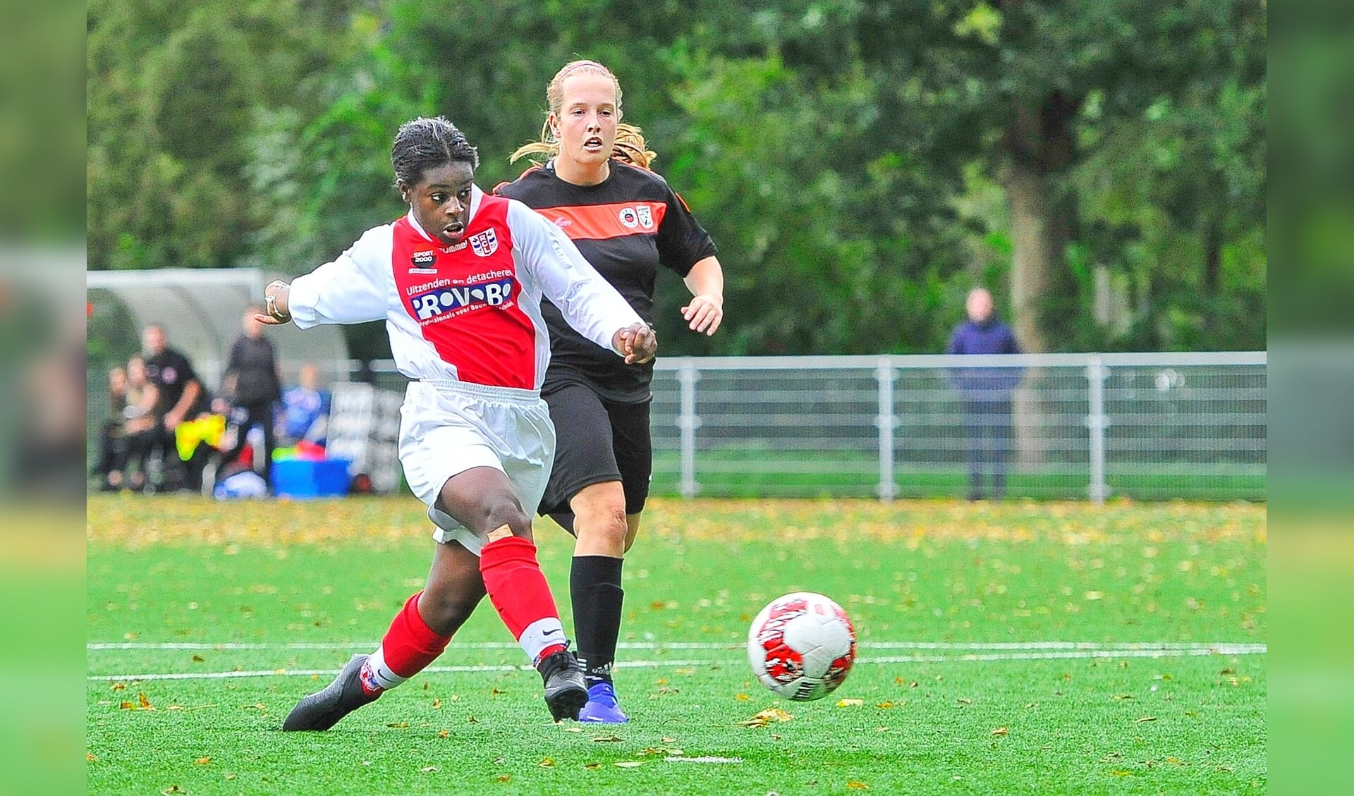De 16-jarige invalster Lea Luzolo nam twee van de vier RCL-doelpunten voor haar rekening. 
