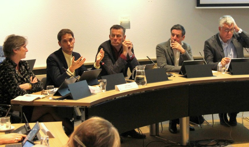 Wethouder Roberto ter Hark verduidelijkt dat de begroting toch een positief resultaat oplevert. | Foto: Wim Siemerink