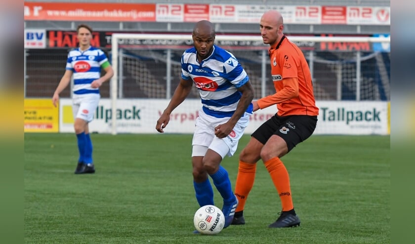 Everton Pires Tavares van SV Spakenburg in duel met Joey Jongman van V.v. Katwijk. | Foto: OrangePictures