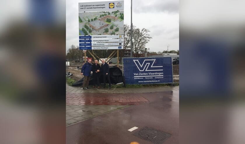 V.l.n.r. Chrétien Mommers van Rijnhart Wonen, wethouder Willem Joosten en Jeroen van Eikeren van Lidl. | Foto: PR
