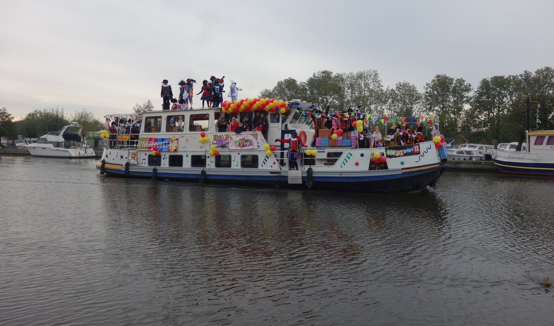 Pakjesboot 12 kwam zaterdag aan in Lisse met een kostbare lading: Sint, pieten en cadeaus! 