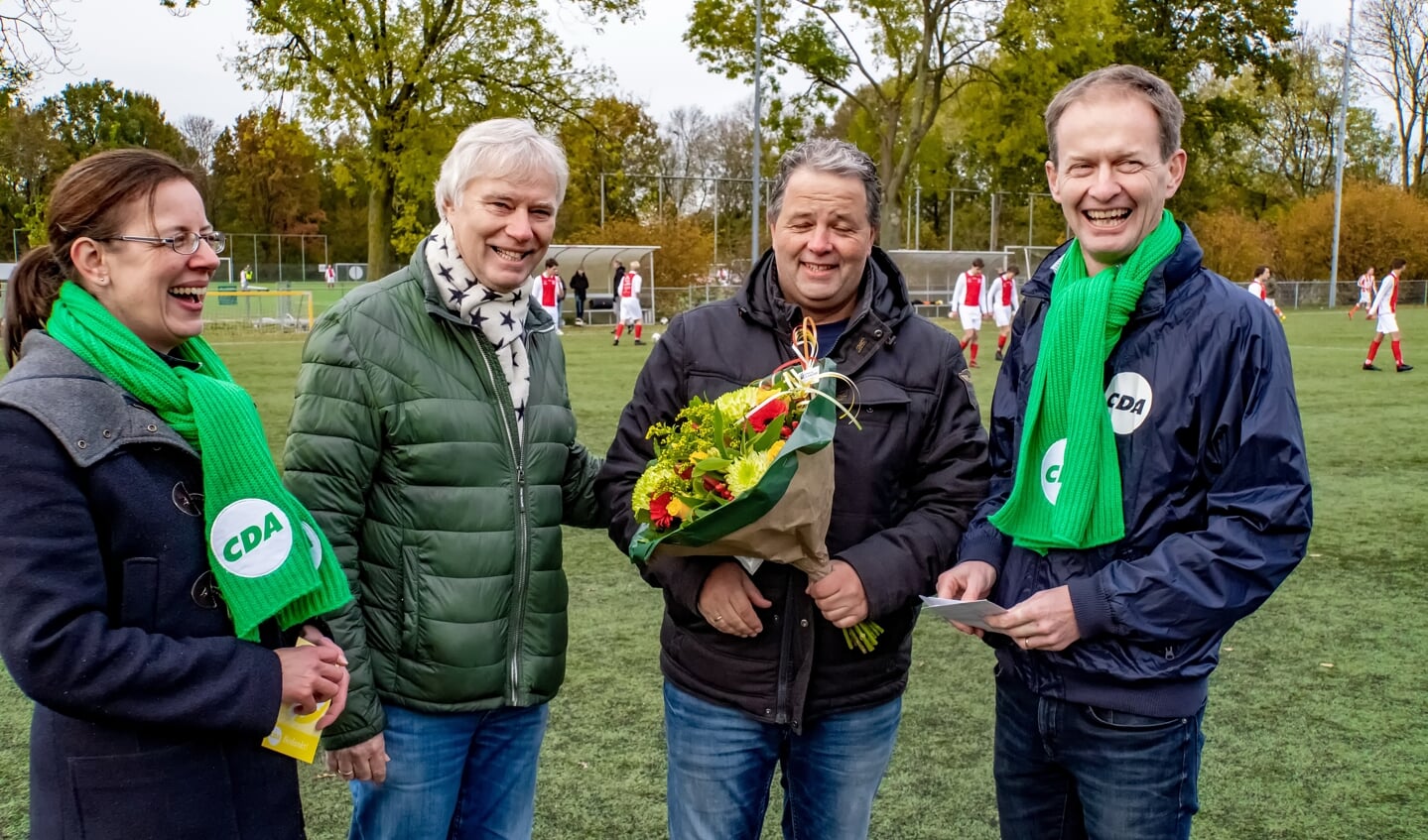 Medea Hempen en Jan Huisman zetten Harald van der Water in het zonnetje. Tweede van links RCL voorzitter Dick van der Bijl.