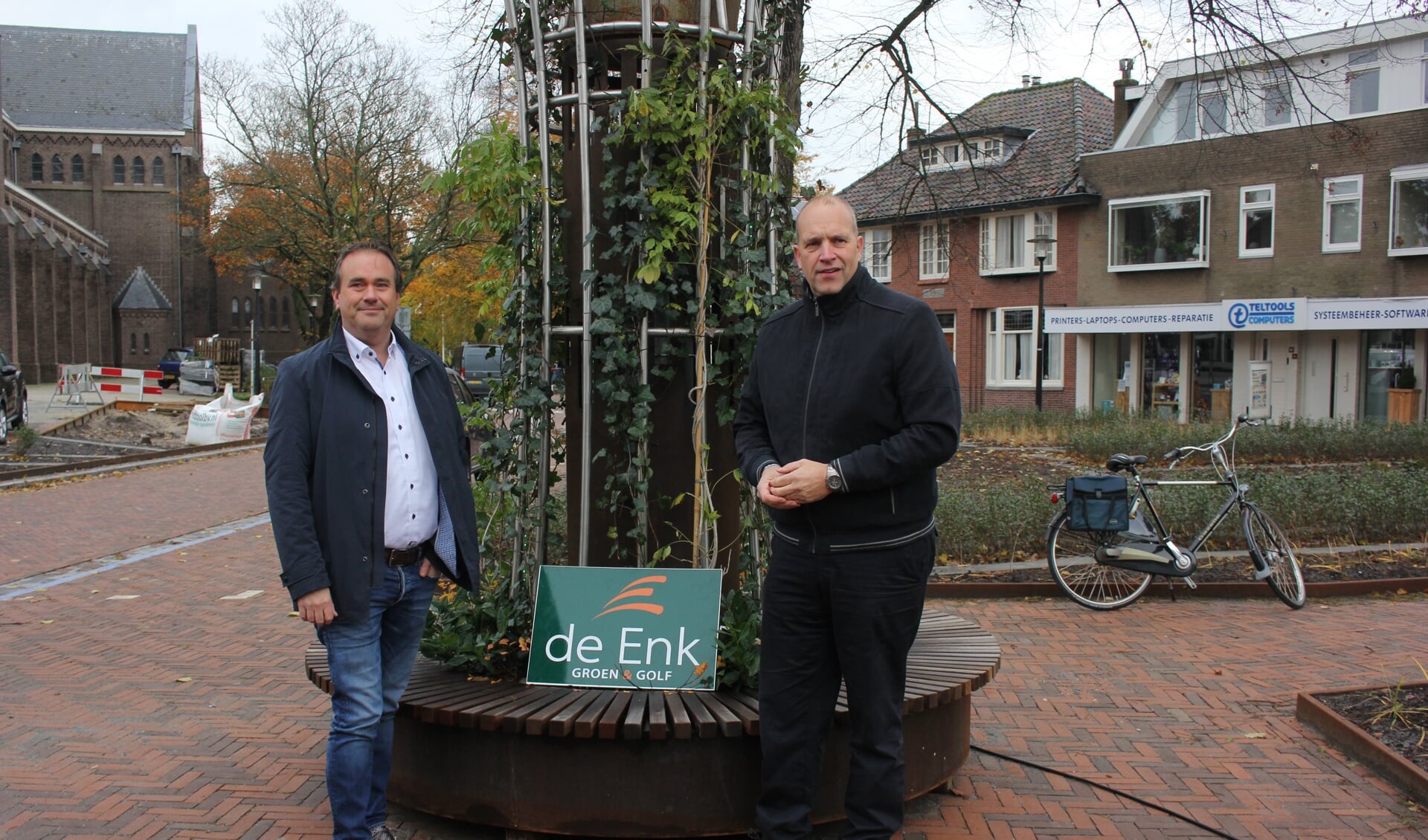 Wethouder Jan van Rijn (links) en groenaannemer Frans Reulink. | Foto: Annemiek Cornelissen