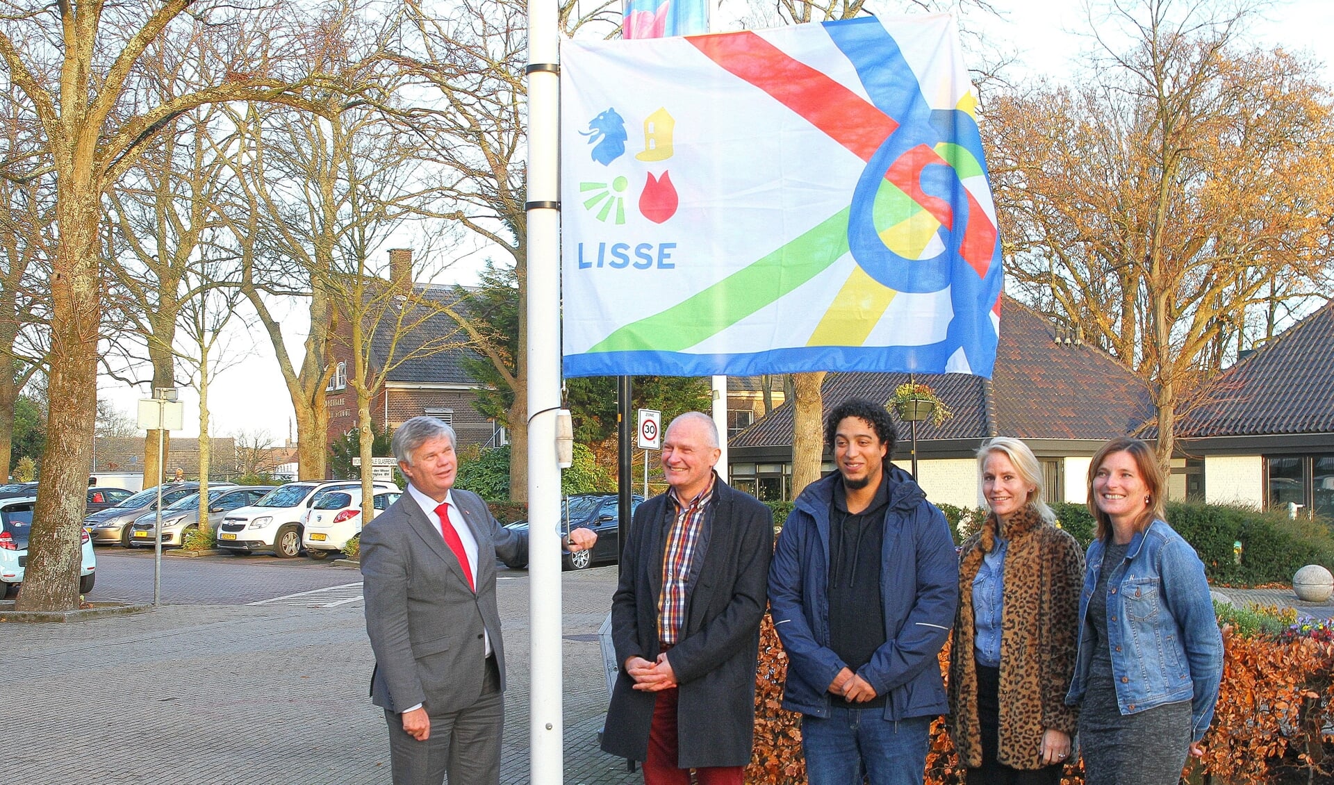 Bijna een jaar geleden wapperde de vlag voor het eerst bij het gemeentehuis, gehesen door de wethouders Van der Zwet, Van der Laan en Langeveld met de bedenkers van het winnende ontwerp. | Foto: archief (AihV)