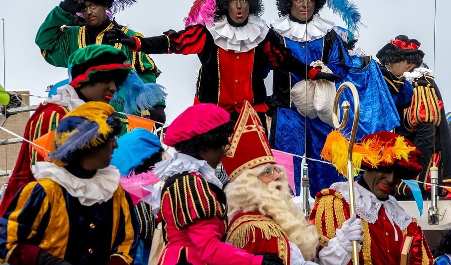 Sinterklaas en zijn Zwarte Pieten op de pakjesboot.