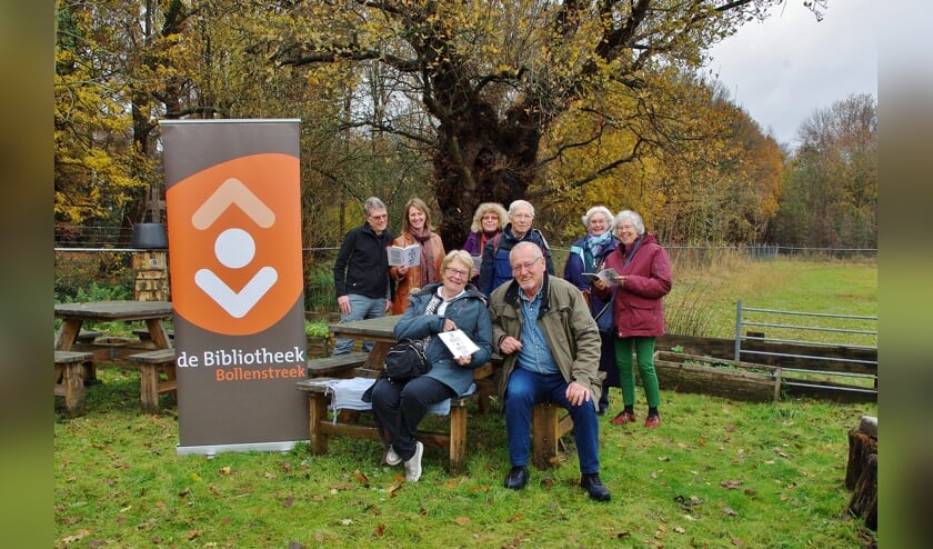 De deelnemers van de leeskring bijeen bij de Eik van Jan Wolkers.