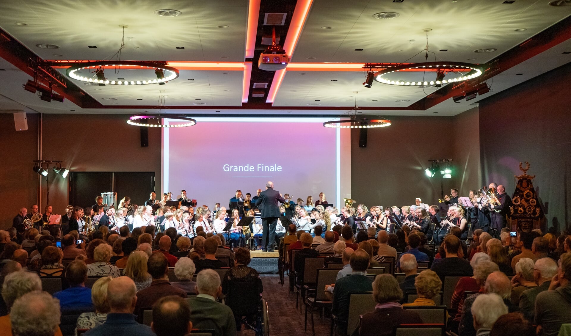 Alle orkesten van Crescendo spelen het speciaal gecomponeerde jubileumstuk High 5 for 115 van Michel de Haas tijdens het jubileumconcert op 23 november 2019.