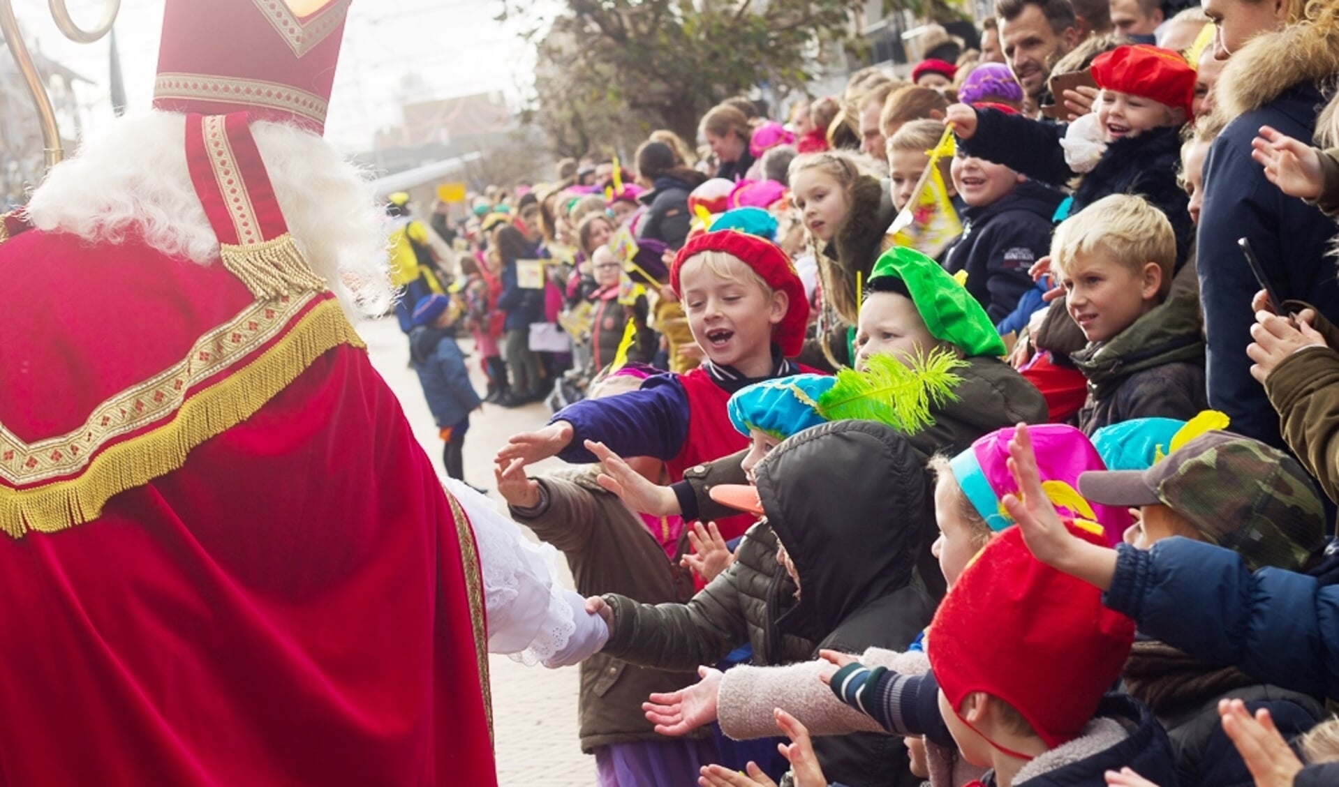 Kinderen verwelkomen Sint Nicolaas in Katwijk aan Zee. 