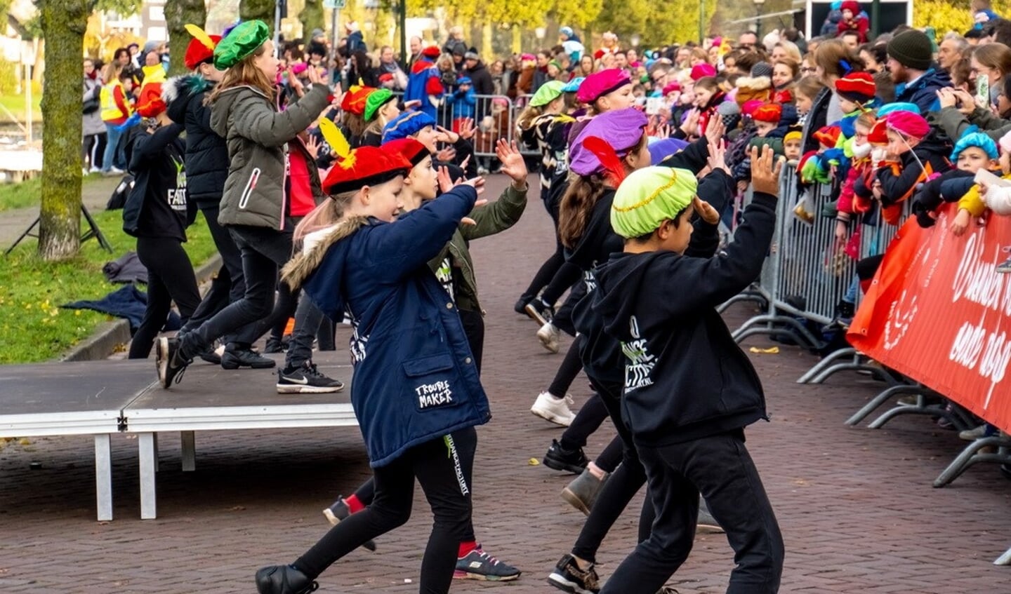 Jonge dansers van de ID Dance Factory vermaken het publiek dat wacht op Sinterklaas.  