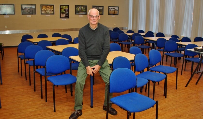 Charles Schuuring in de kleine zaal van het Dorpscentrum.