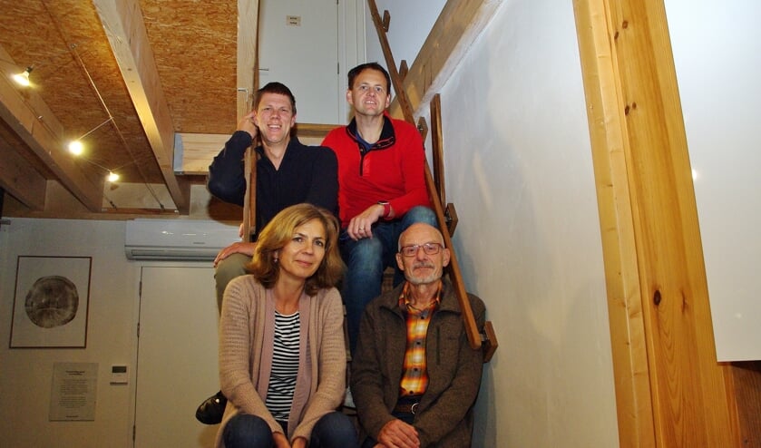 Leden van de werkgroep Energiek Poelgeest bereiden de informatiebijeenkomst voor. Van links naar rechts: boven Corjan Vliek en Martijn Voorham. Onder Tjitske Veldkamp en Frank ter Beek. Ontbrekend: Anne Marieke Schwencke en Peter van Schie.