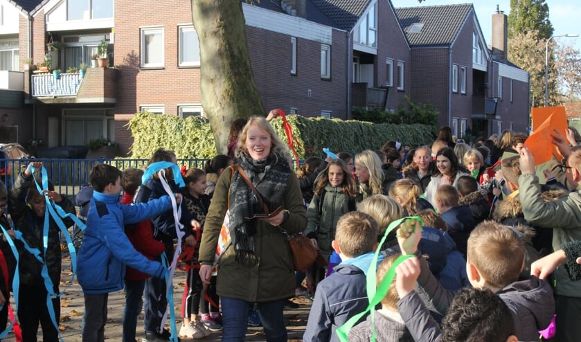 Blije gezichten bij onderwijzers en kinderen. | Foto: Annemiek Cornelissen