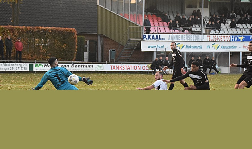 Jaap van Duijn (wit) scoort vallend de 1-3. | Foto: PR