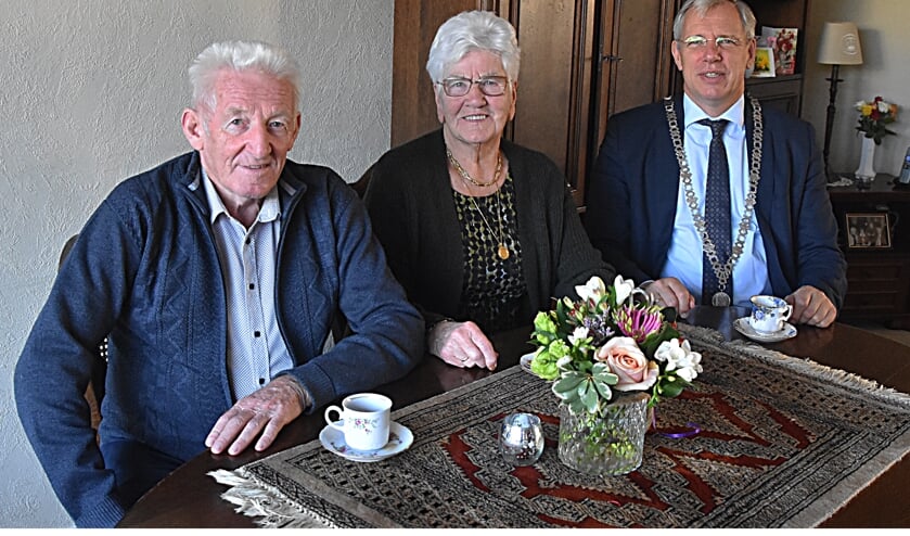 Burgemeester C. Visser bracht een bezoek aan het jubilerende echtpaar.