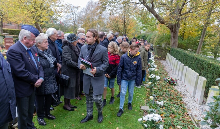 Ook leerlingen van de achtste groep van de CBS Joris de Witte plaatsten bloemen.