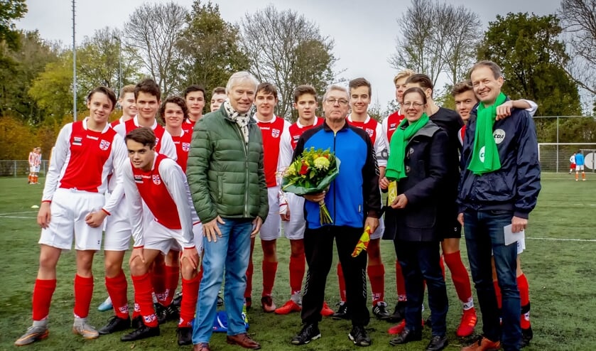 Bloemen voor RCL scheidsrechter Cor den Heijer.