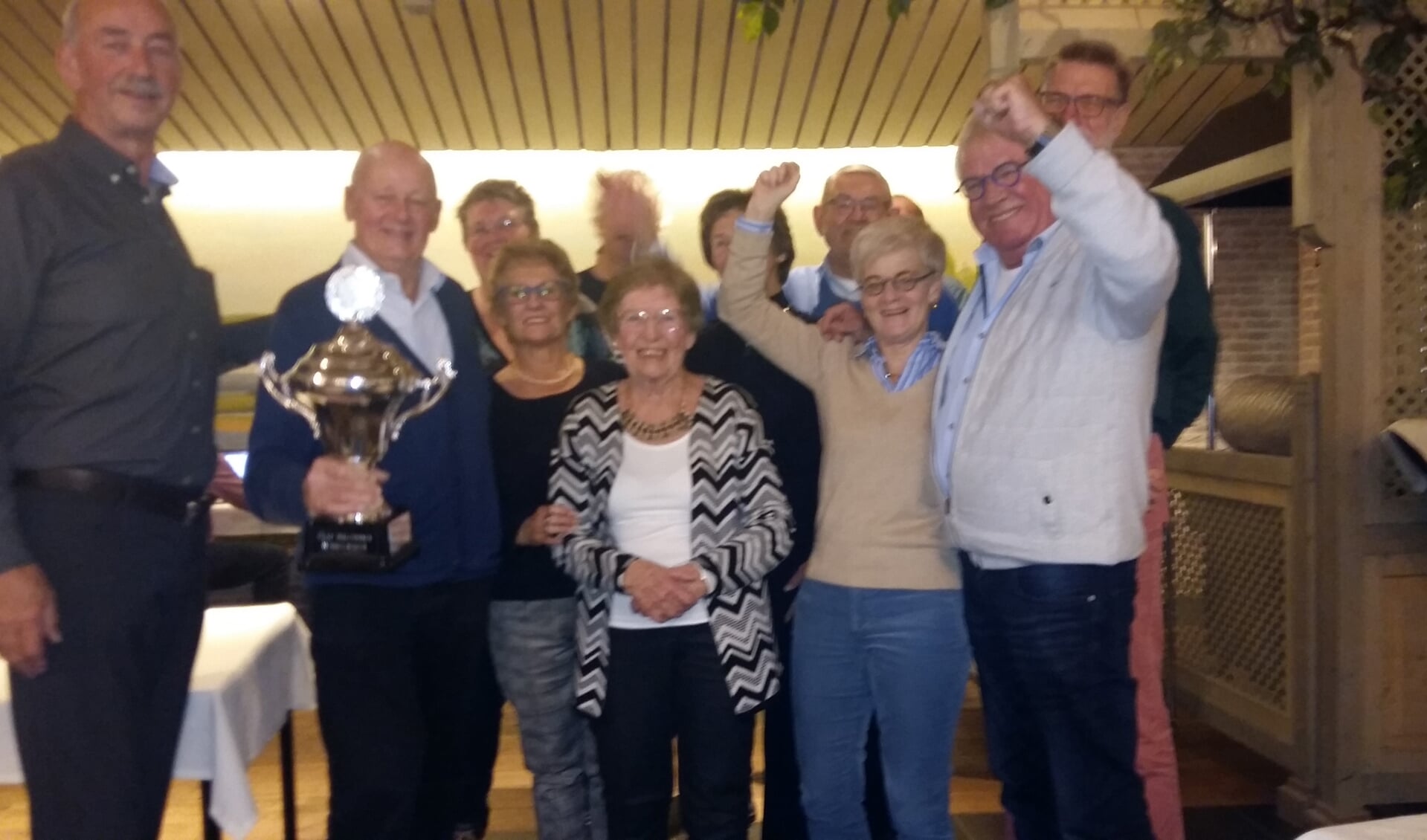 oorzitter Aad Kaandorp van Sassem Troef (links) en de leden van de winnende Hillegomse Bridgeclub. | Foto: PR