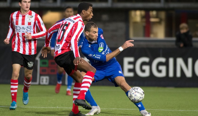 Bryan Bröcker in actie tegen Kevin Ringeling van Jong Sparta. | Foto: OrangePictures
