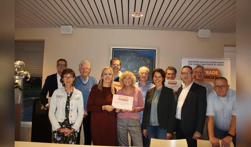 De fairtrade mensen van het eerste uur ontvingen een plaquette uit handen van Bart de Jong, coördinator Werkgroep Teylingen Fairtrade en Wethouder Rob ten Boden. | Foto: Piet de Boer