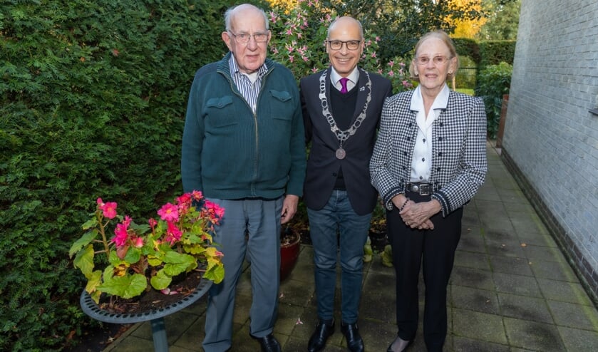 Het echtpaar Van der Lippen-Wijsman met burgemeester Emile Jaensch.