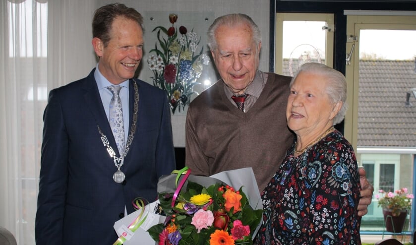 Burgemeester Arie van Erk feliciteert 11 november het echtpaar Joop en Bep Wierda-Van den Bosch.| Foto en tekst: Piet de Boer.