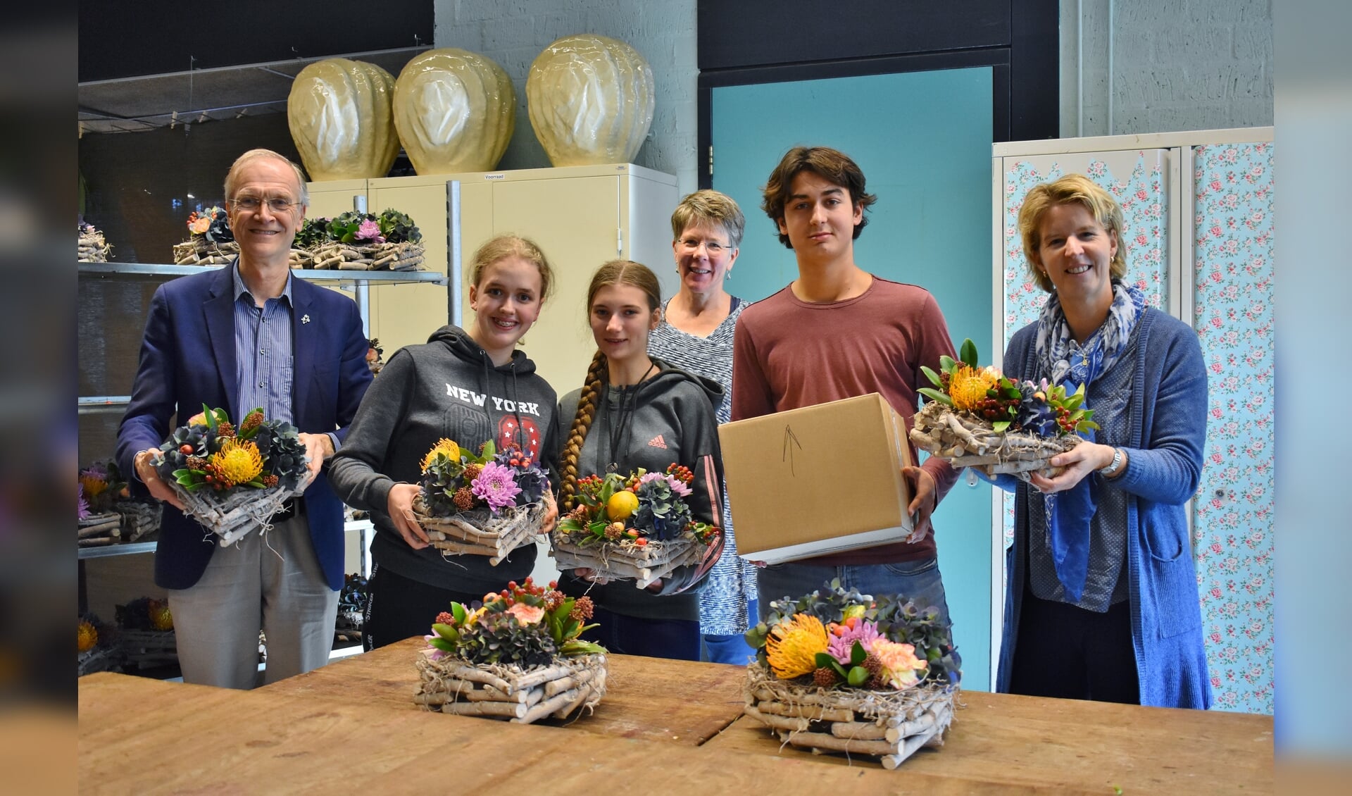 Wethouder Jan Nieuwenhuis samen met leerlingen van het Wellant college, docente Ria Hoogendoorn, Tijs Yesilkagit (Fietskruideniers) en Sandra Poel (Eva).