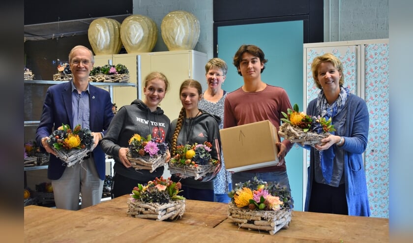 Wethouder Jan Nieuwenhuis samen met leerlingen van het Wellant college, docente Ria Hoogendoorn, Tijs Yesilkagit (Fietskruideniers) en Sandra Poel (Eva).
