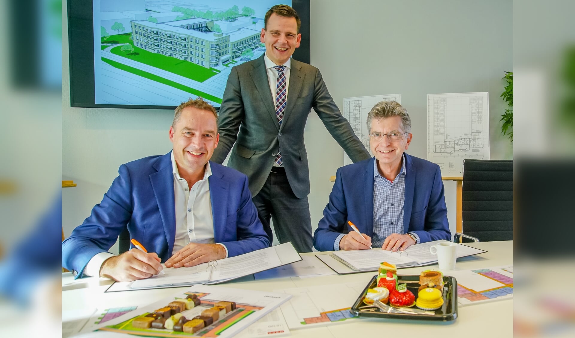 Willem van der Plas (KBM) en Pierre Sponselee (Dunavie) tekenen het bouwcontract. | Foto: PR