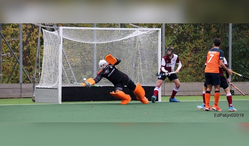 Eén van de vele strafcorners die de fantastische keepende Salman Akbar wist te stoppen.