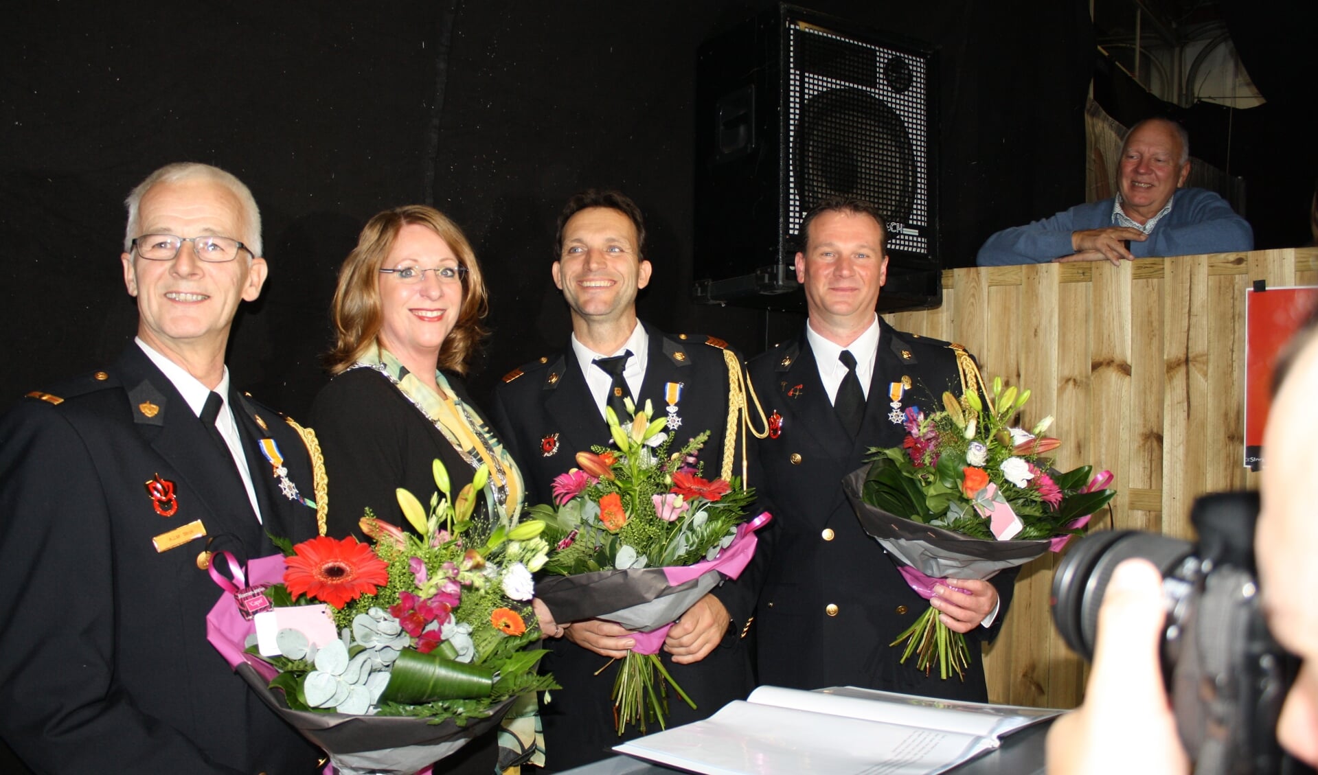 ''Het heeft de Koning behaagd''. Louis Strijk, burgemeester Carla Breuer, Ton Markwat en Piet Sikking | Foto: Piet de Boer