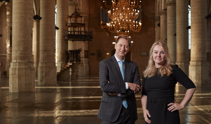 Melanie Schultz van Haegen neemt het voorzittersstokje over van Rogier van der Sande. (BM fotografie)