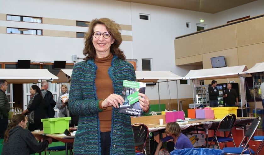 Wethouder Karin Hoekstra met de folder ''Vraag het de Energiecoach.''. | Foto en tekst: Piet de Boer.