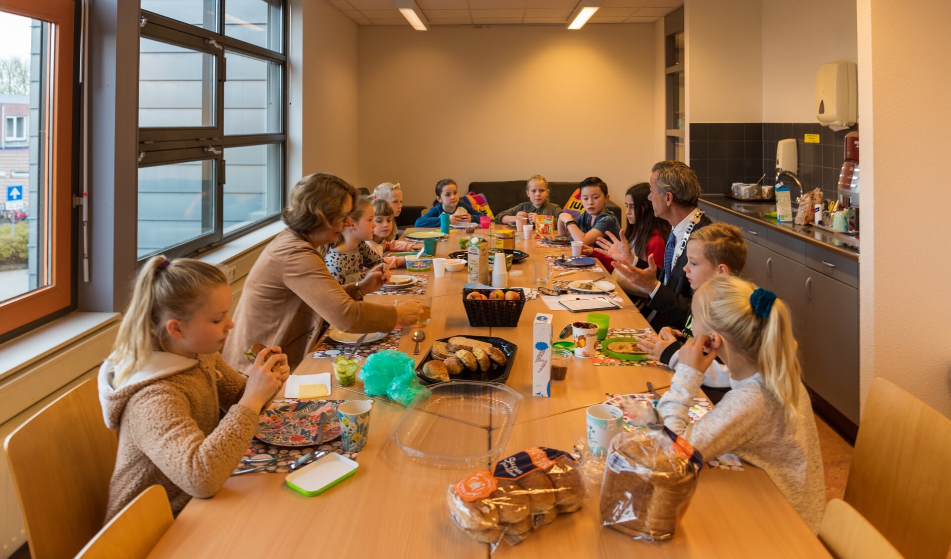Locoburgemeester Matthijs Huizing samen met leerlingenraad Joris de Witte aan het Schoolontbijt.
