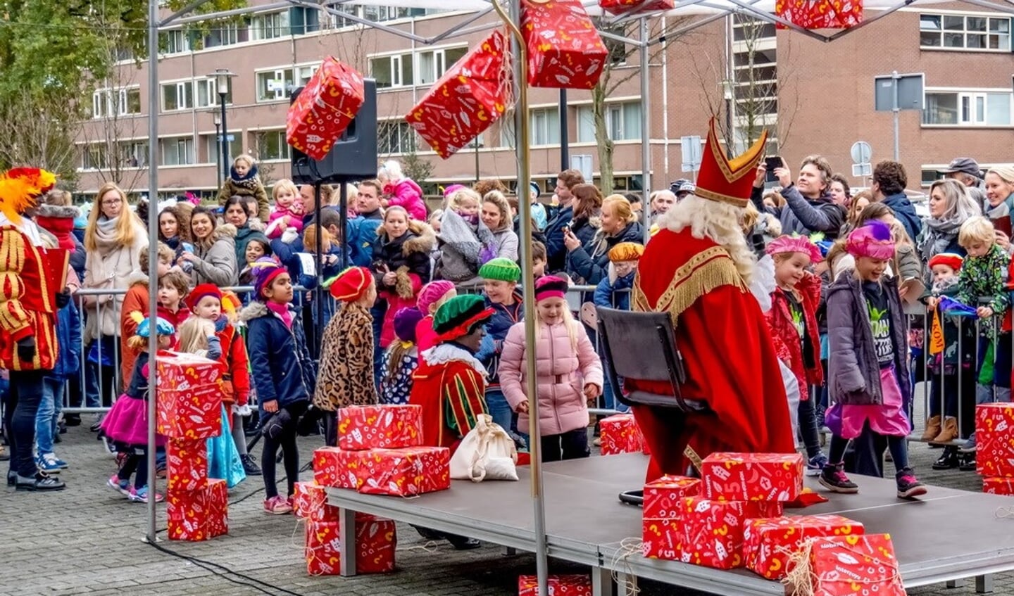 Sinterklaas bij winkelcentrum Santhorst. 