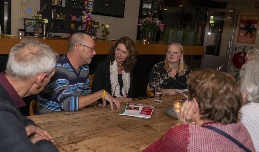 Wethouder Karin Hoekstra luistert naar een van de aanwezigen. | Foto: Remco Out