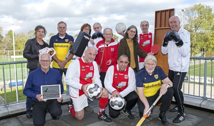 De commissie Clubhuis De Derde Helft, met Koos Koster staand tweede van links, laat zien wat er allemaal mogelijk is op de Derde Helft-ochtenden.