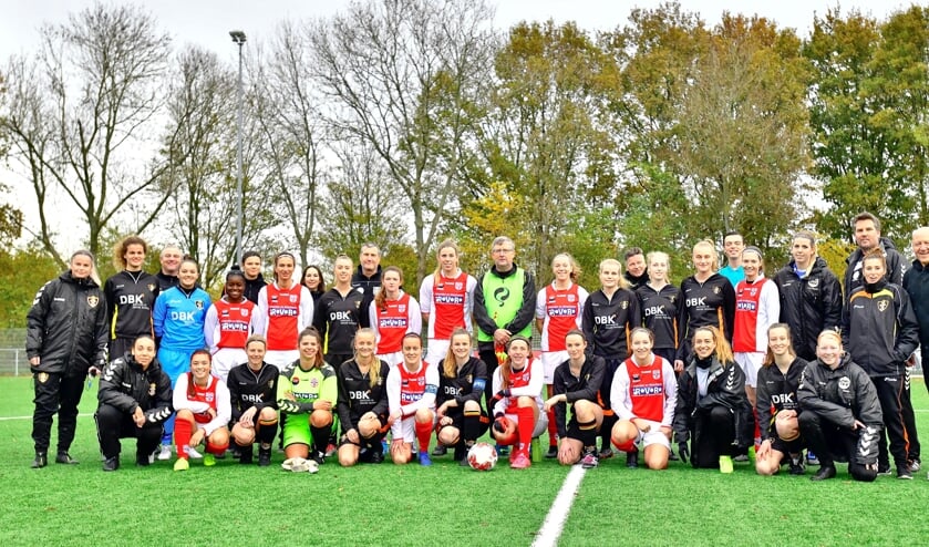 De twee topteams van de hoofdklasse, trainers, coaches, en officials maken een statement tegen racisme.