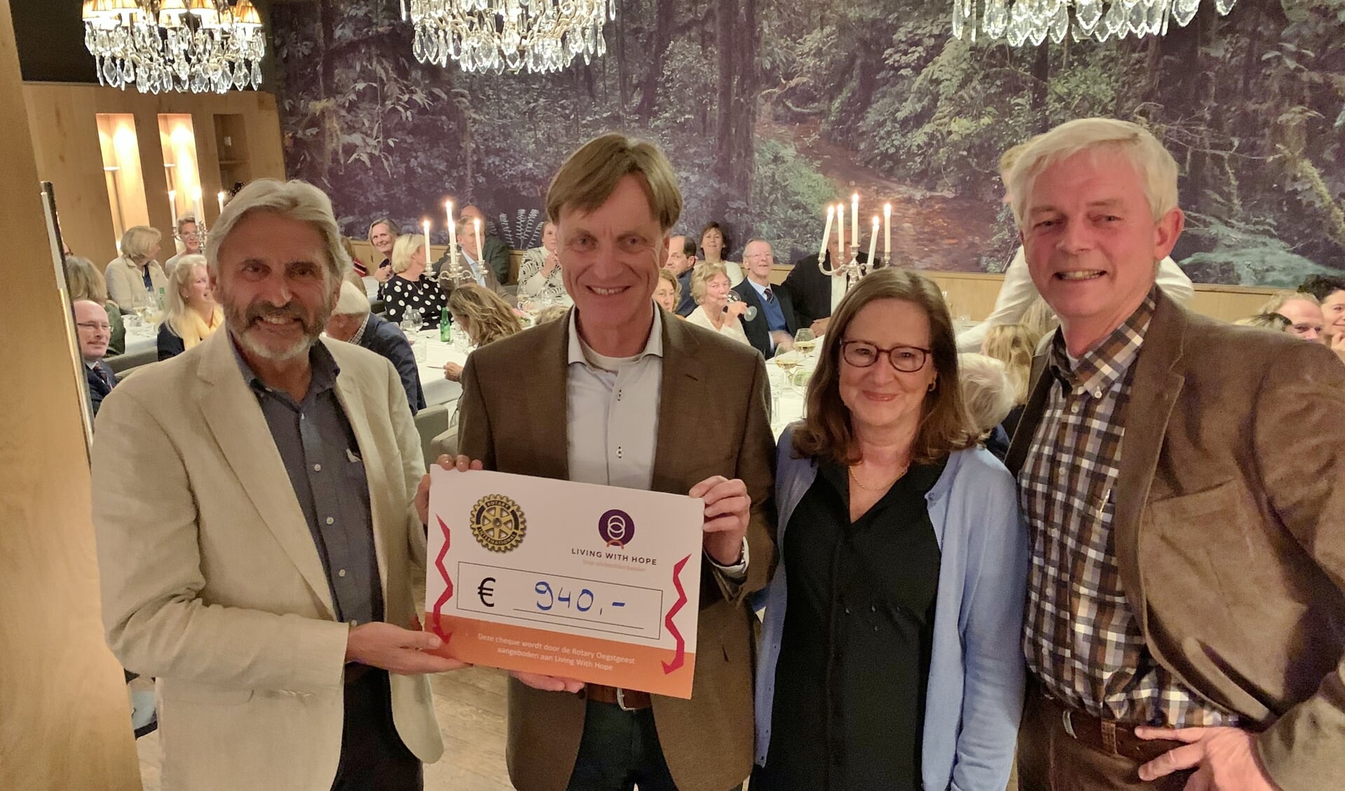 De cheque werd in ontvangst genomen Hannelore Rosenkotter, bestuurslid van de Stichting en Rotarian Sako Zeverijn, die zelf alvleesklierkanker heeft.