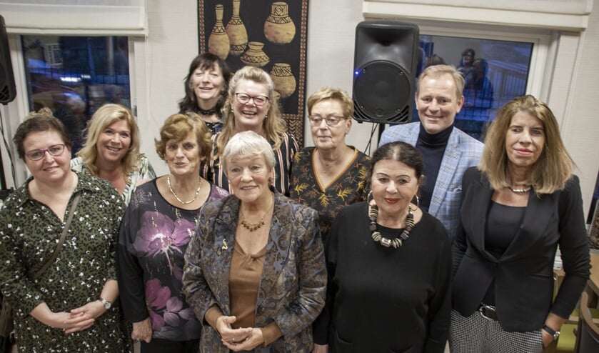 Anita van Duin en Fred van Trigt tussen een aantal medewerkers en vrijwilligers van de Bollenstroom. | Foto: Diana Maas