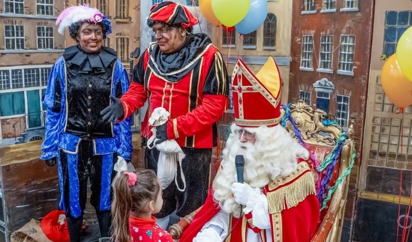 Roetveegpieten op het podium bij Sinterklaas in Winkelhof.