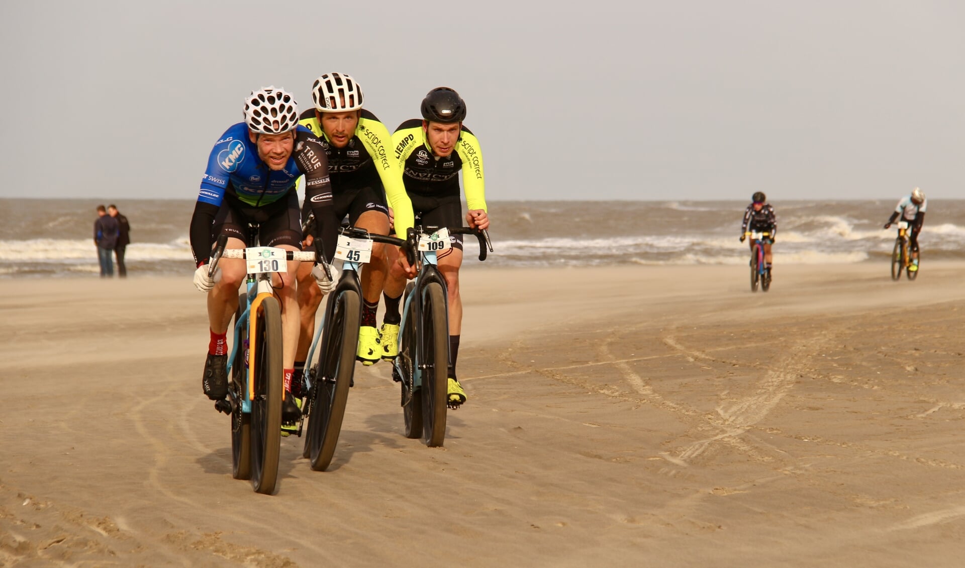 Rames Bekkenk (130) rijdt aan kop, Johnny Hoogerland (45) en Ronan van Zandbeek (109) volgen. | Foto: Irene v.d. Plas