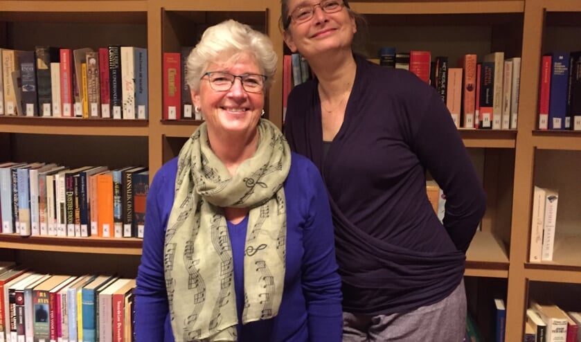 Micheline de Rooy (r.) is al 20 jaar dirigent van De Gele Hoed, Els van der Voort zingt er al vanaf het begin.