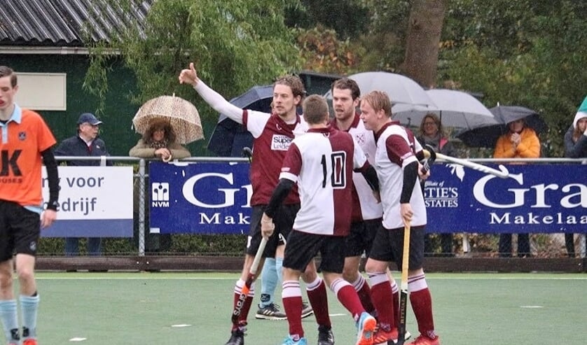 LOHC heren 1 blijft door de 5-1 winst koploper in poule A. |