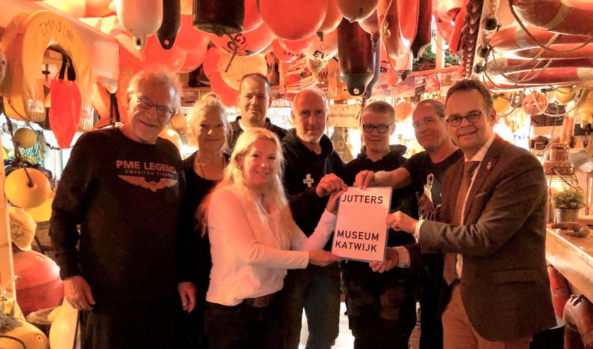 De initiatiefgroep overhandigt het plan aan de wethouder Knape (rechts).