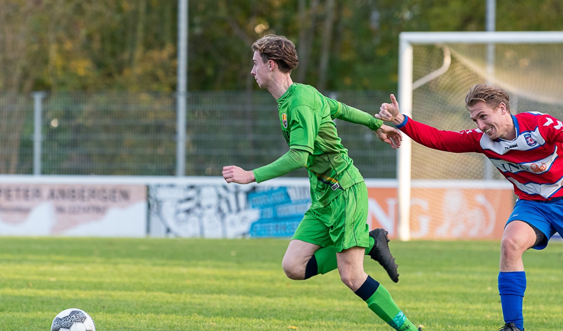 Tim Bakker is de defensie van FC Oudewater te snel af.